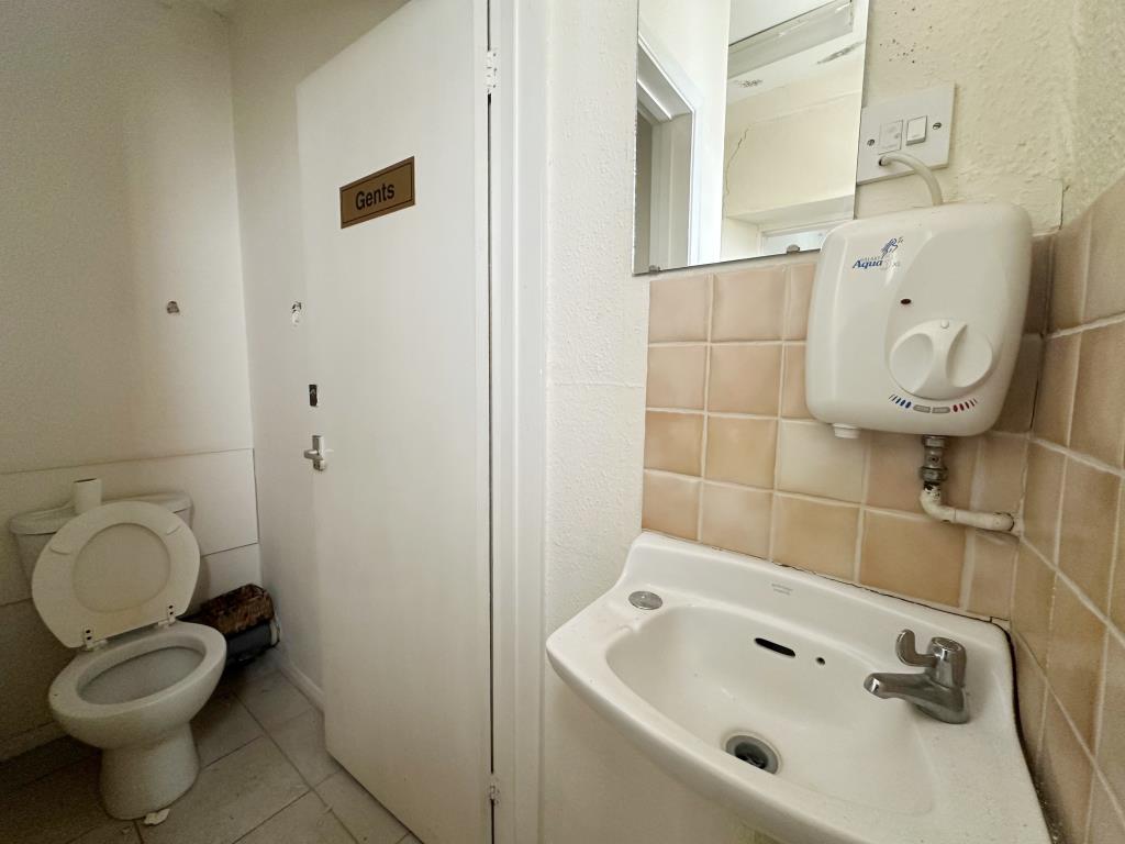 Lot: 8 - DETACHED PROPERTY FOR CONVERSION INTO FOUR-BEDROOM HOUSE - W.C.